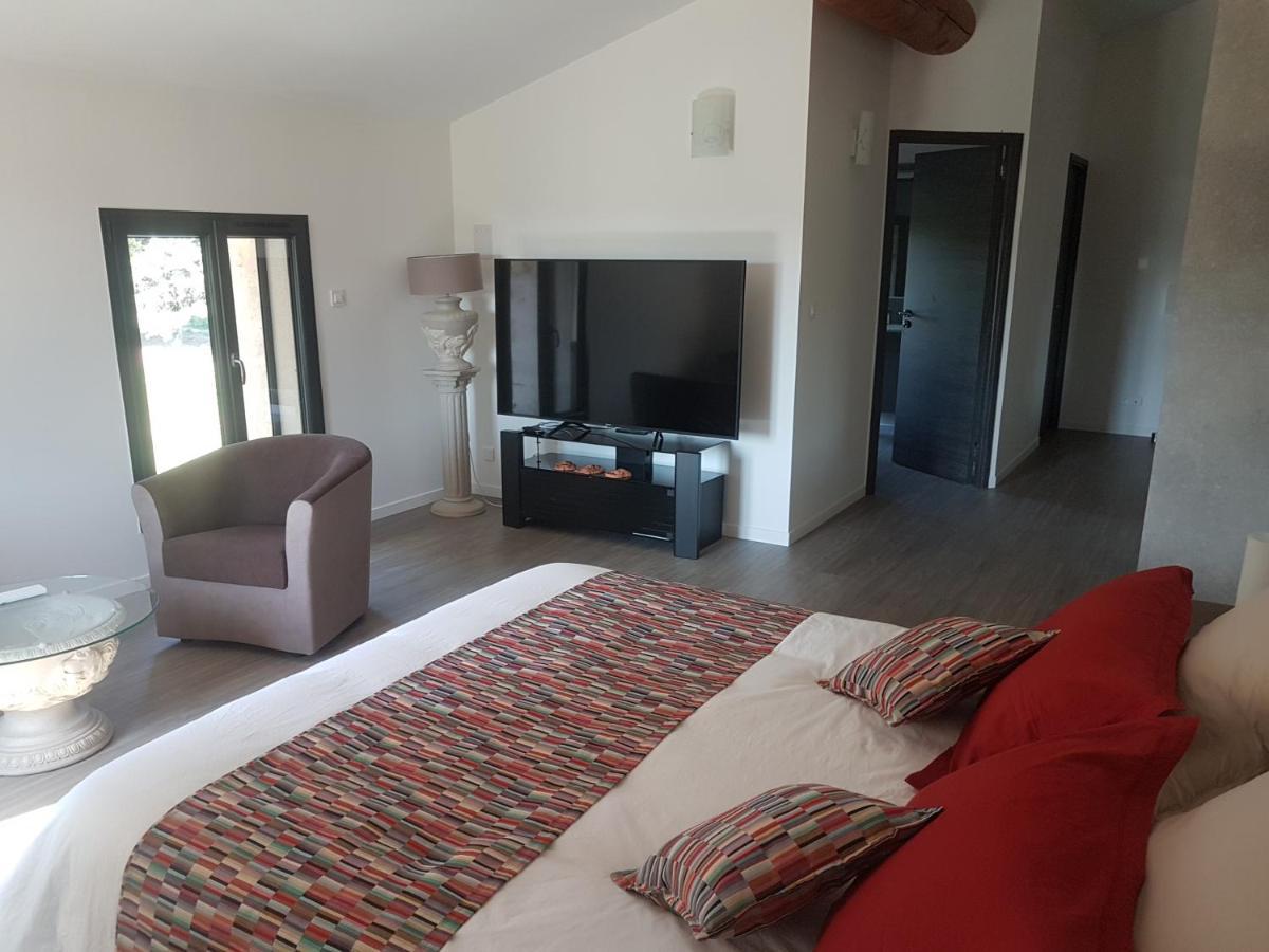 Mas Des Fugueyrolles Bed & Breakfast Кавайон Екстериор снимка